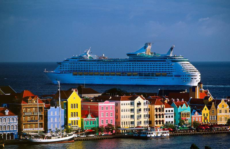 cruise ship in Curacao