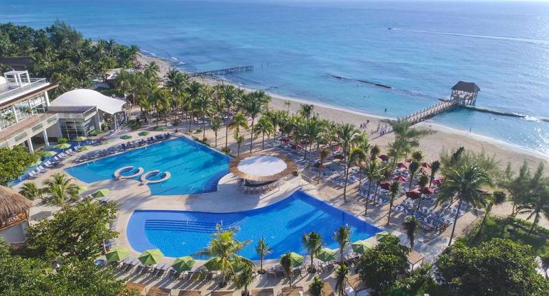 Mexican Hotels Move Guests to Seaweed-Free Beaches