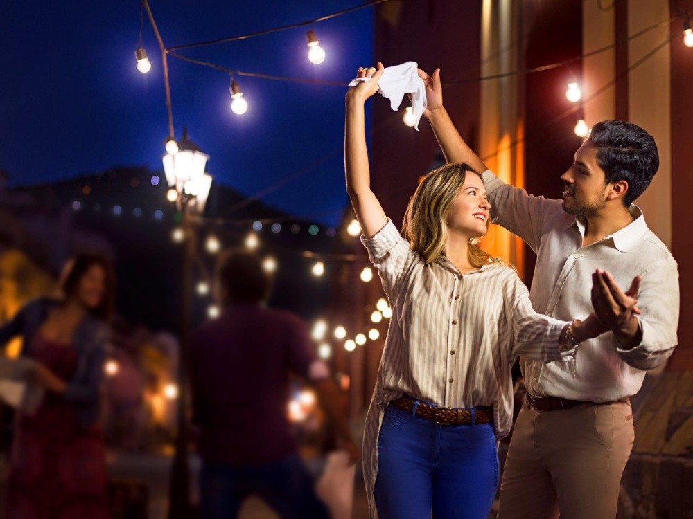 a couple dances at night in Buenos Aires