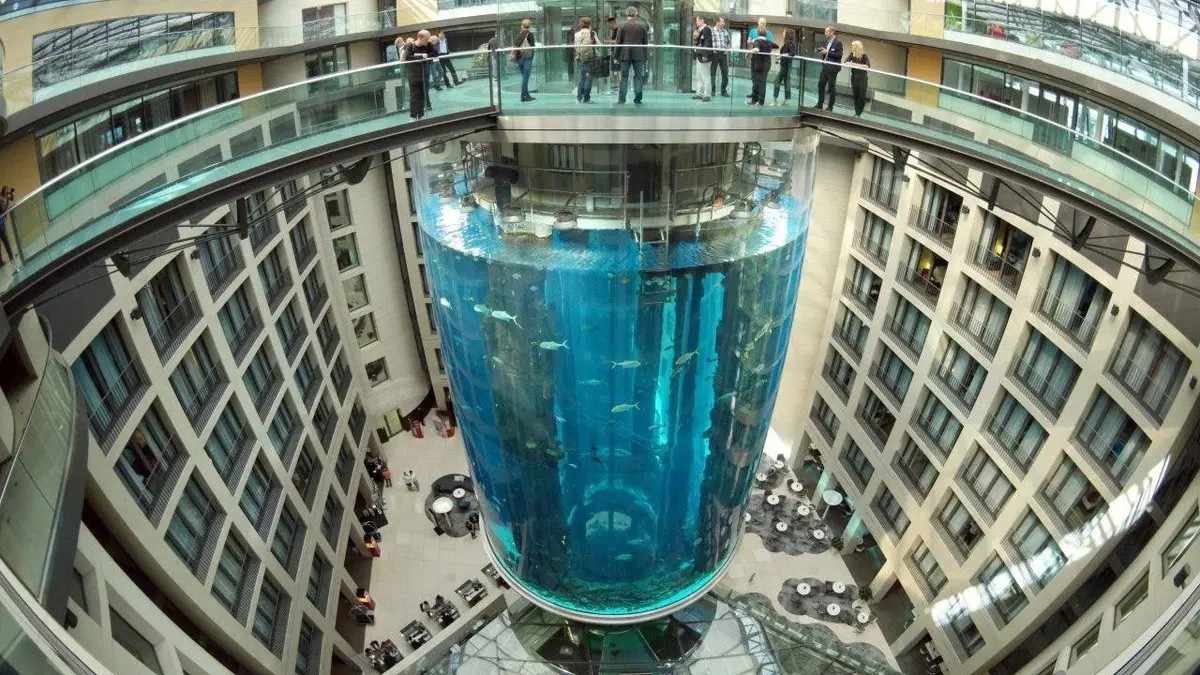 Berlin Aquarium collapse