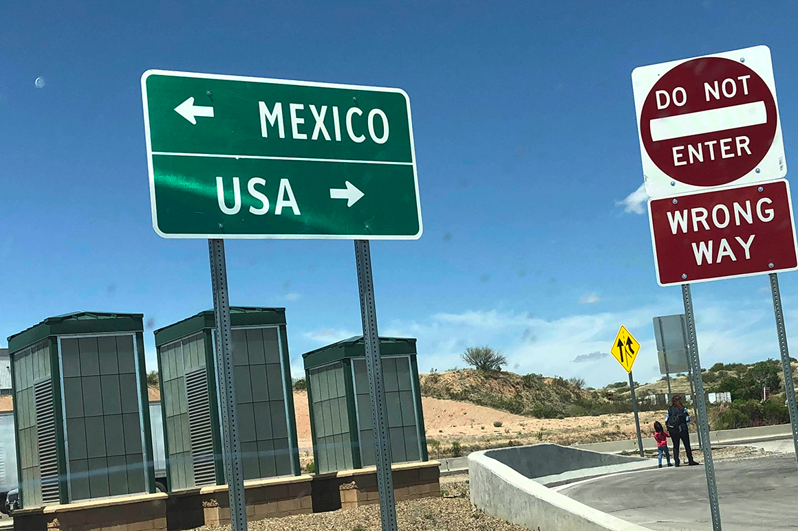 US Mexico border sign