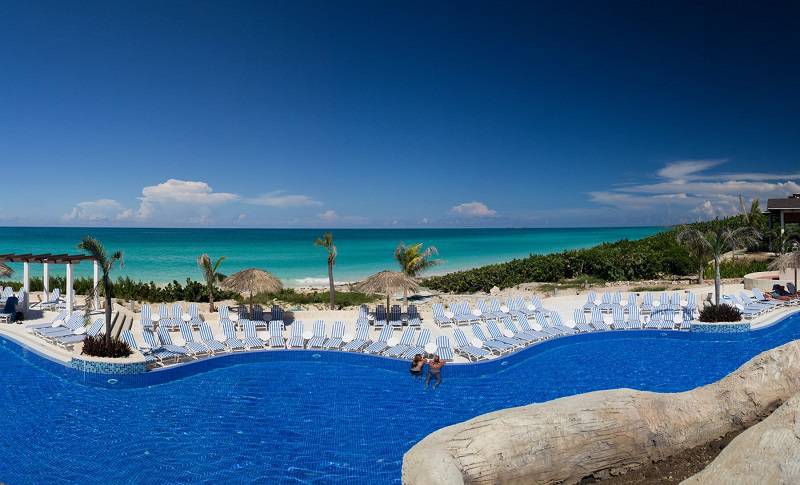 Golden Tulip Aguas Claras Resort swimming pool