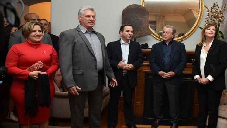 Cuban President Miguel Diaz-Canel was welcomed at the Dakota Building in New York by actor Robert De Niro and producer Jane Rosenthal. Cuban President Meets with U.S. Travel Companies, Artists