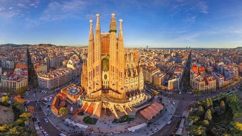 Barcelona Moves to Curb Tourist Numbers