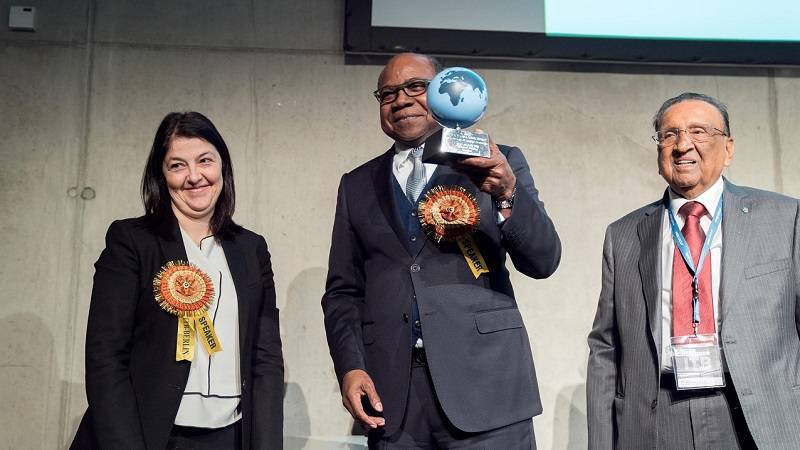 Edmund Bartlett Accepts World Tourism Minister of the Year Award