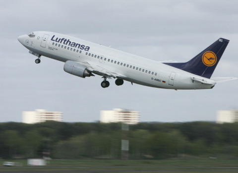 Lufthansa Reports Half-Year Net Loss of 206 Million Euros