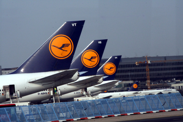 Lufthansa Struggles with Competition, Restructuring in First Half