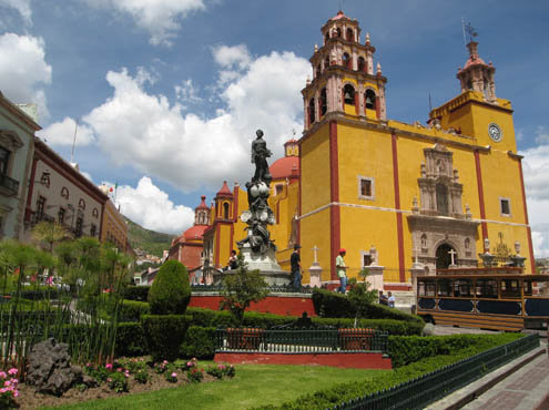 Mexico Predicts 52 Million Tourists for 2012 after Strong 2011