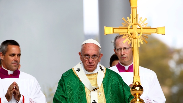 Pope Ends U.S. Tour with Outdoor Mass in Philadelphia